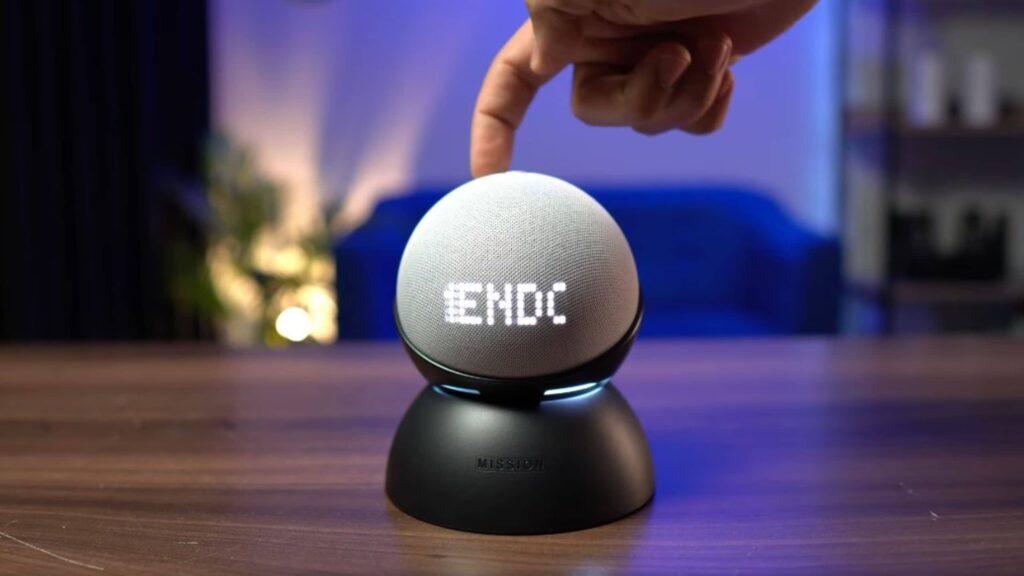Amazon Echo Dot 5 em uma base de bateria com autonomia de 5 horas