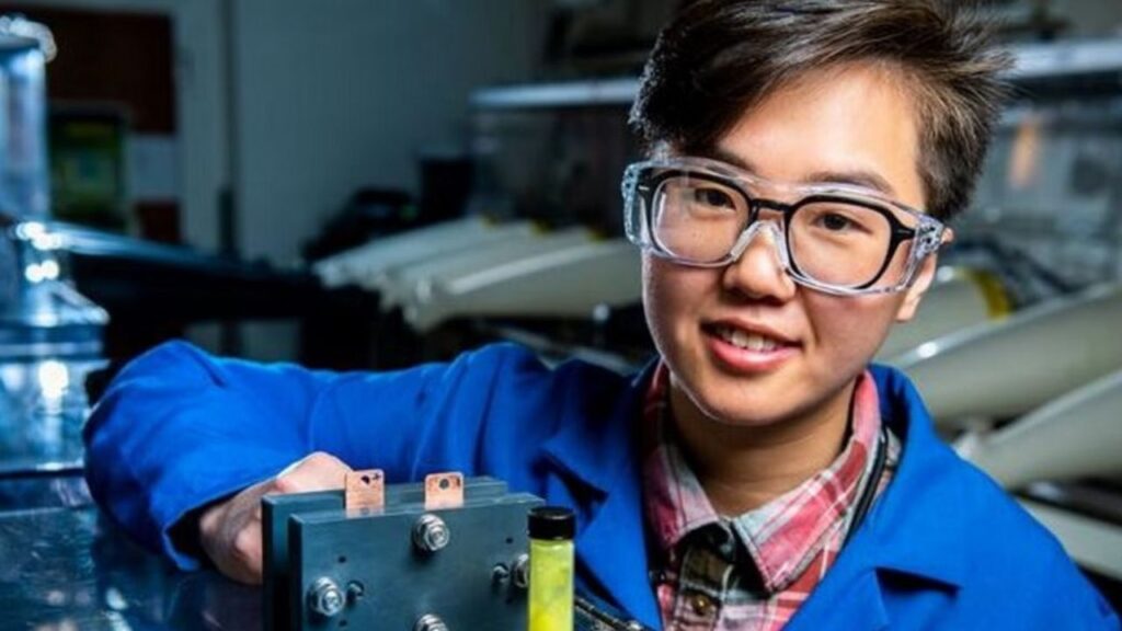 Ruozhu Feng, pesquisador de baterias de fluxo como as baterias de açúcar, e um modelo miniatura de bateria