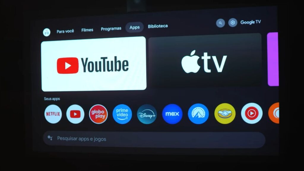 Navegando pela interface Google TV do Byintek R90 Max