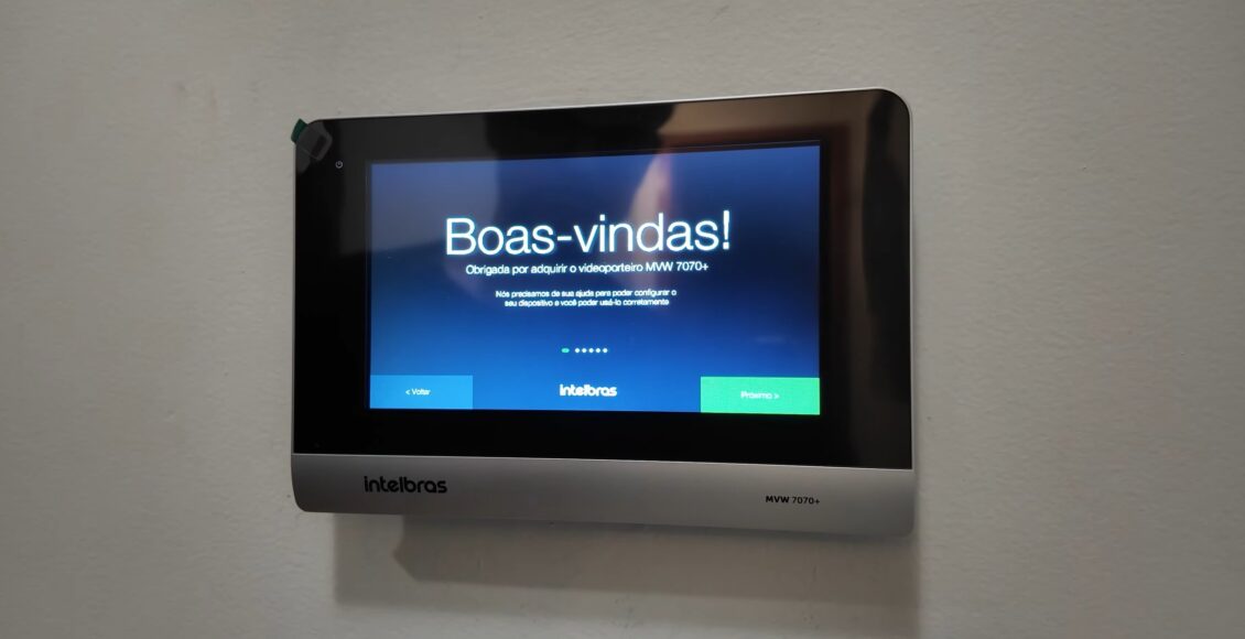 Videoporteiro Intelbras MVW 7070+ instalado na parede